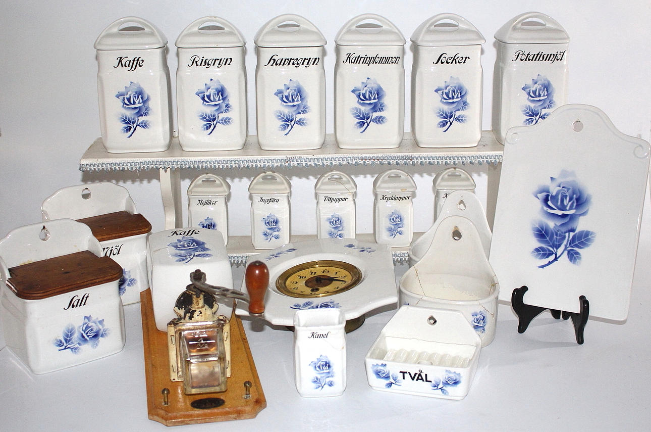 KRYDDSET med hylla, klocka, kaffekvarn, skärbräda, m,m 21 delar, porslin, inport.