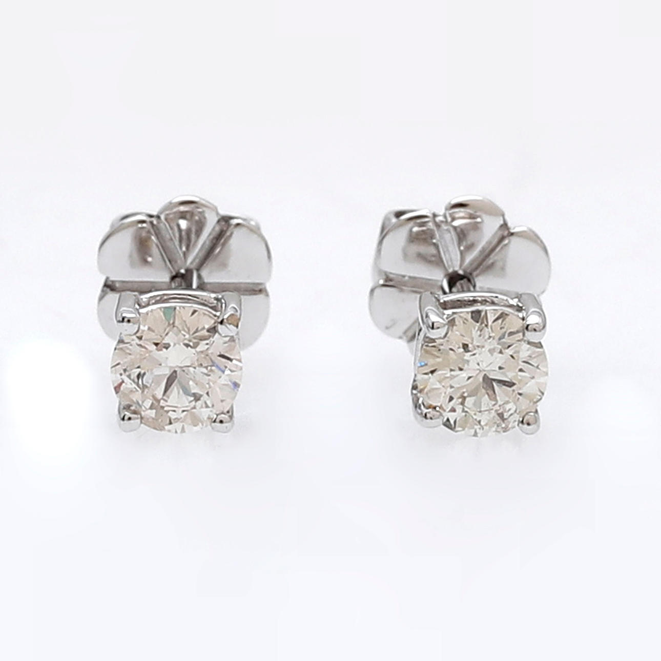 Pendientes dormilonas de diamantes.