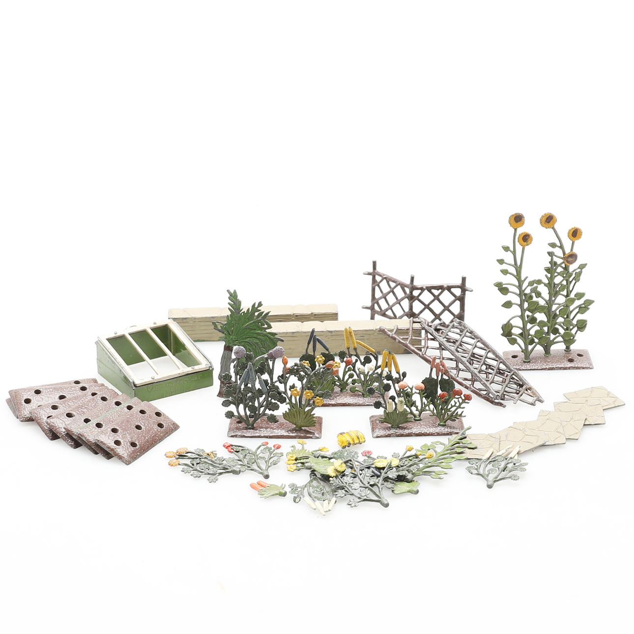 A QUANTITY OF BRITAINS LEAD GARDEN ITEMS.