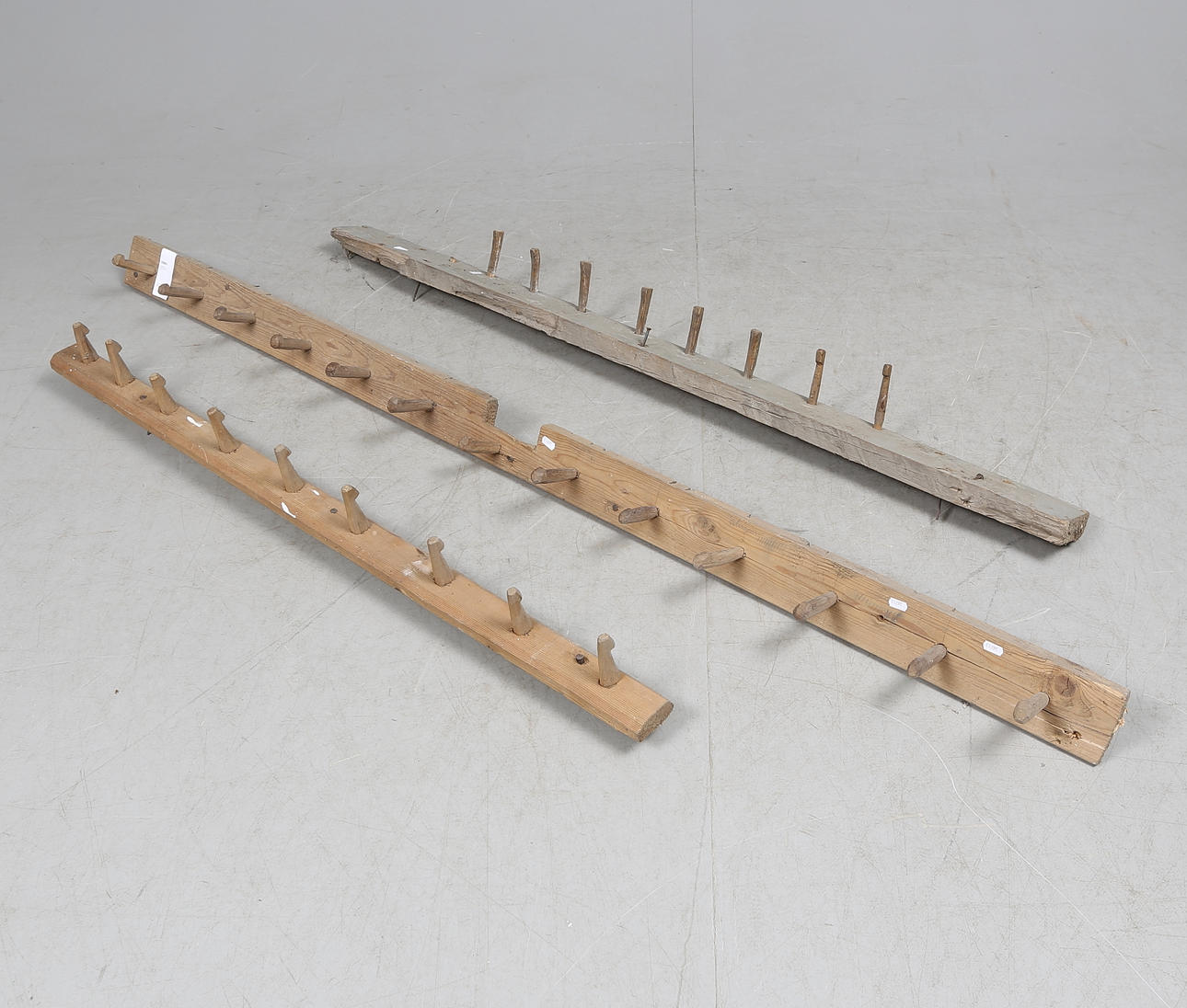 HÄNGARE, 3 st, allmoge, 1800-tal.