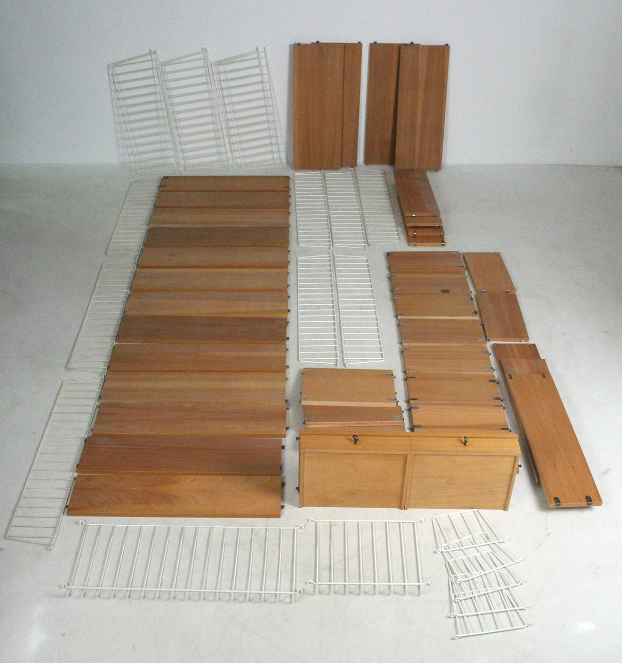 NISSE STRINNING. Sträng Regal.