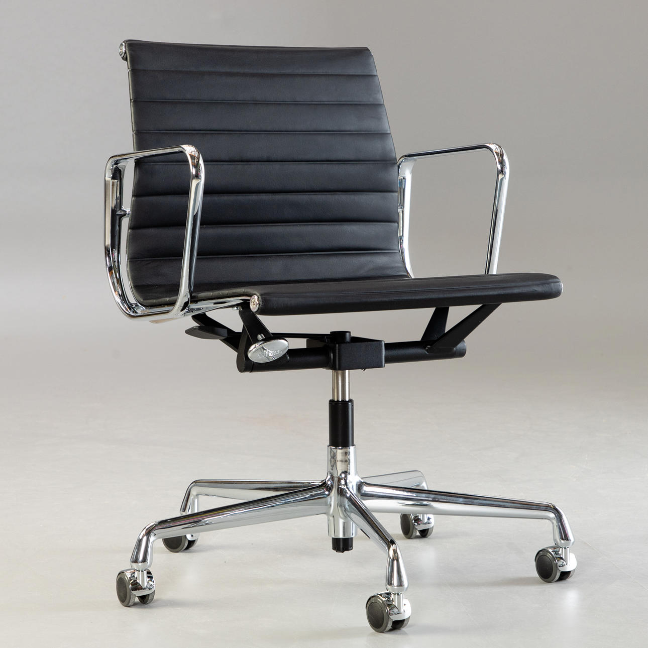 RAY UND CHARLES EAMES. Vitra. BÜROSTUHL, "EA 117".