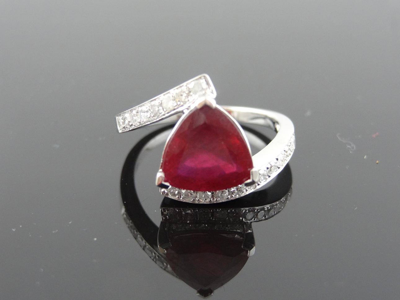 TRILLION Fashion Design Rubin/diamantring 3,30cts.