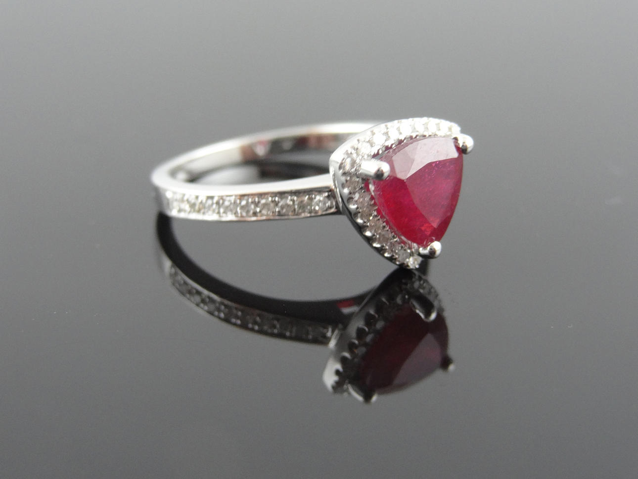 DAM biljoner rubin/diamantring 1,67cts.