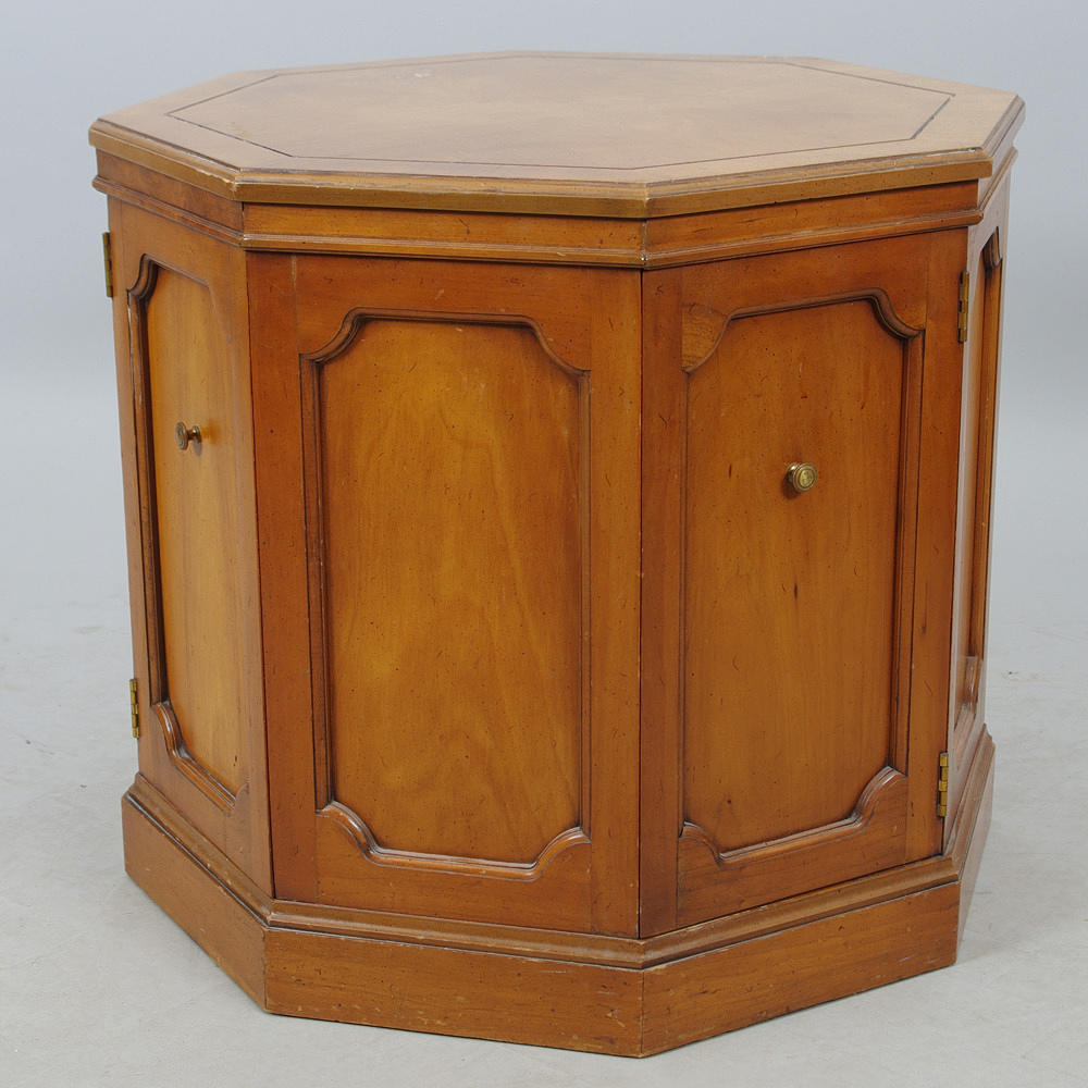 LAMPBORD MED SKÅP, idegran, engelsk stil.