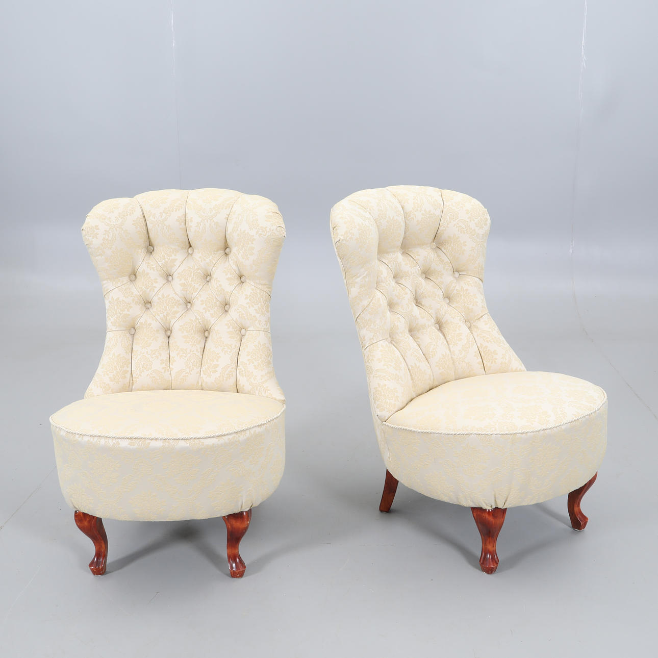 EMMAFÅTÖLJER, ett par. överdrag medföljer.