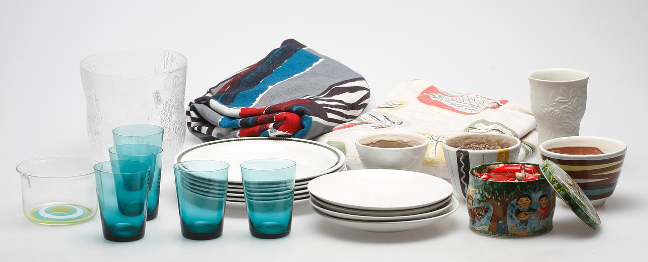 KERAMIK och GLAS, TEXTILIER samt plåtburk.