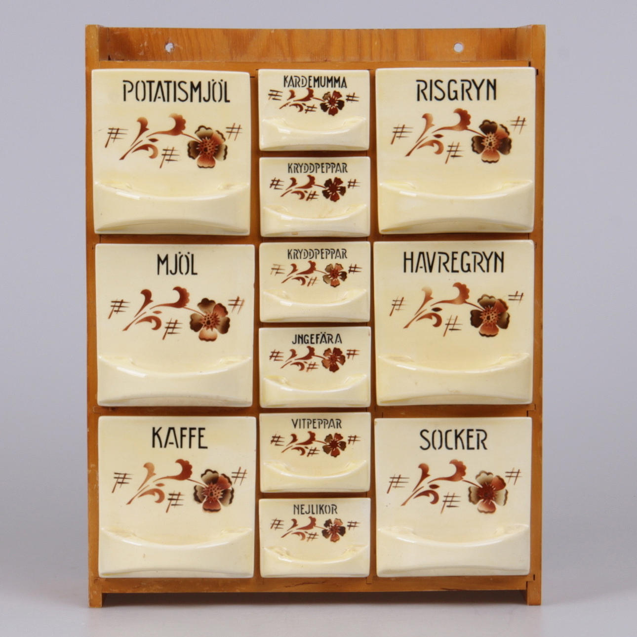 KRYDDHYLLA, för vägg, trä och porslin, 1900-tal.