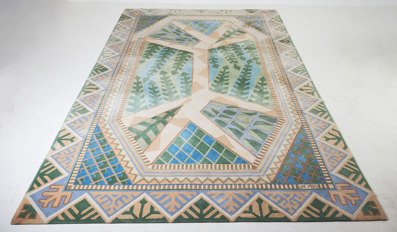 Alfombra capitoné con monograma firmado UH de 1985.