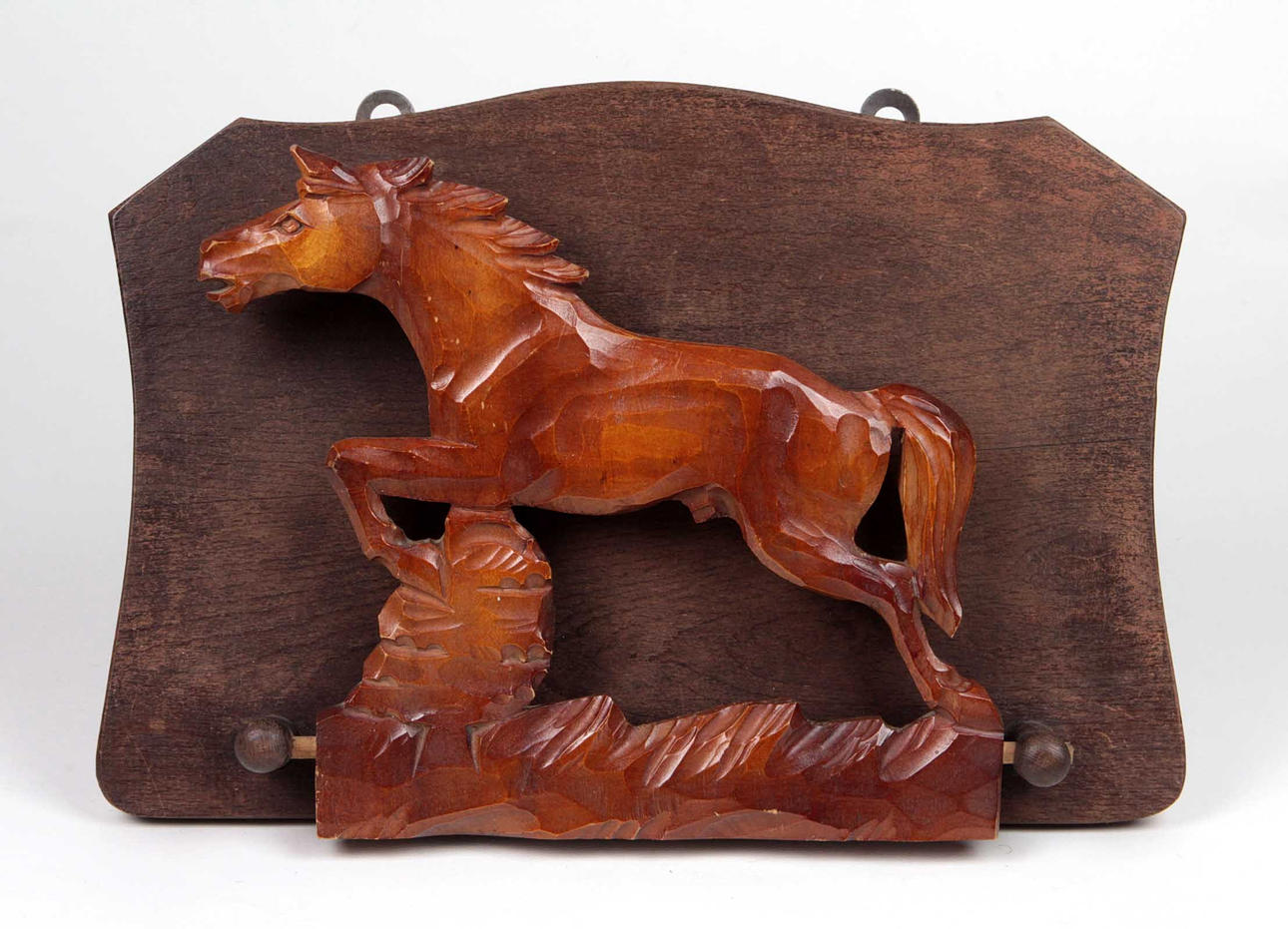 PORTA PERIÓDICOS ANTIGUO, TALLADO.