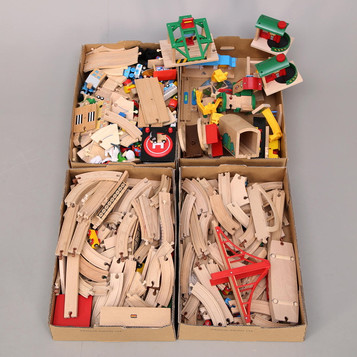 BRIO tågbana med tillbehör + övriga träleksaker.