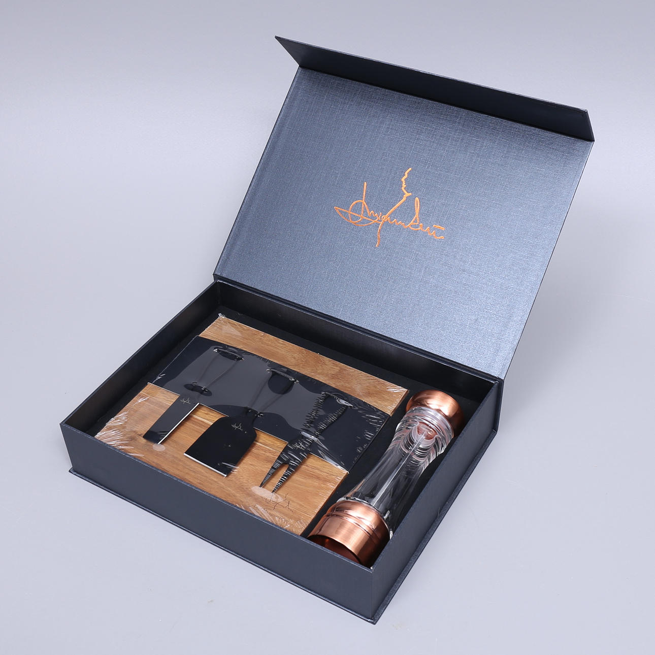 GÅVOSET, Mannerström, ostbricka samt kryddkvarn.