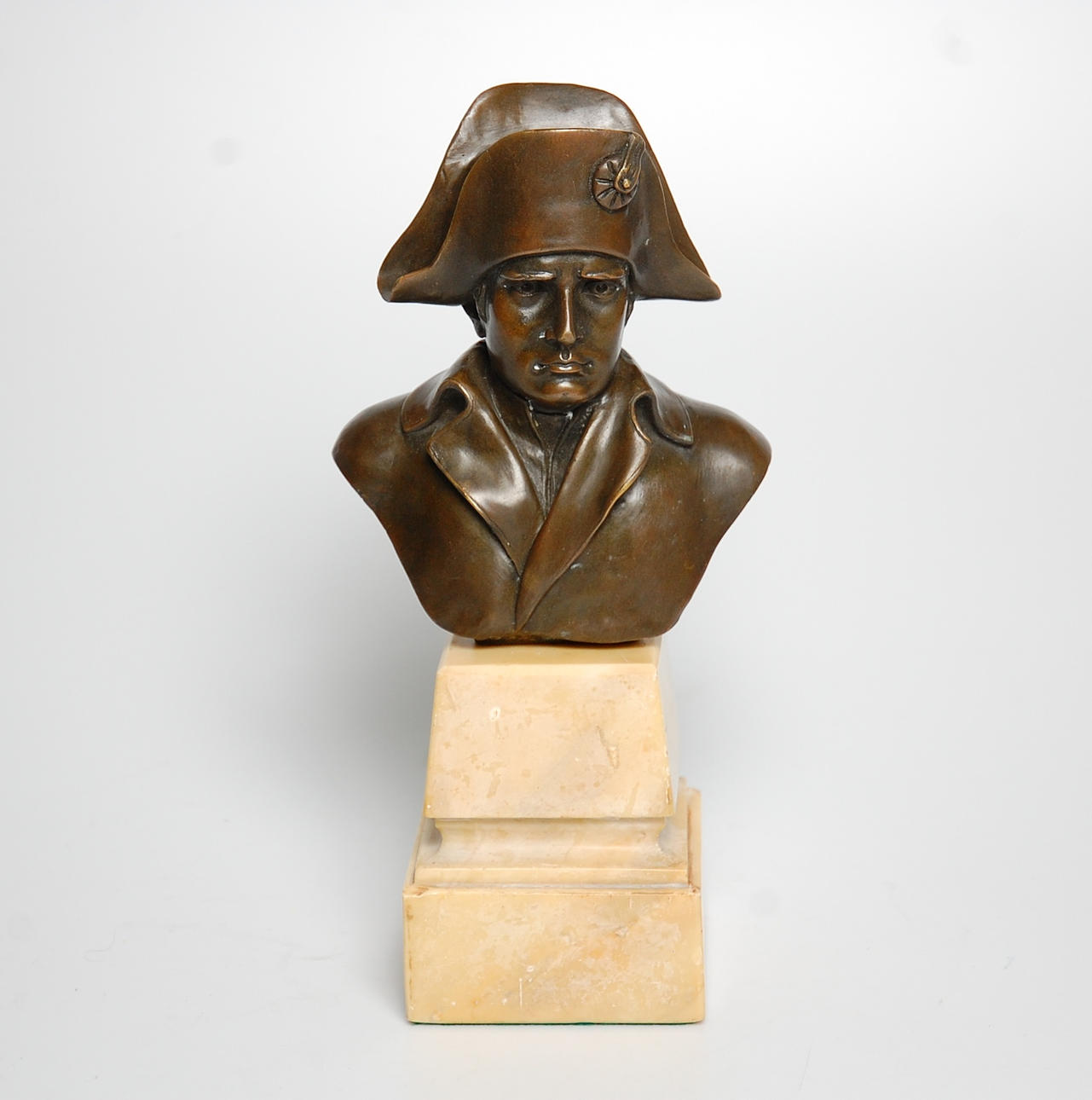 ANTONIO CANOVA. EFTER. SKULPTUR, brons, " Napoleon " på marmorsockel.