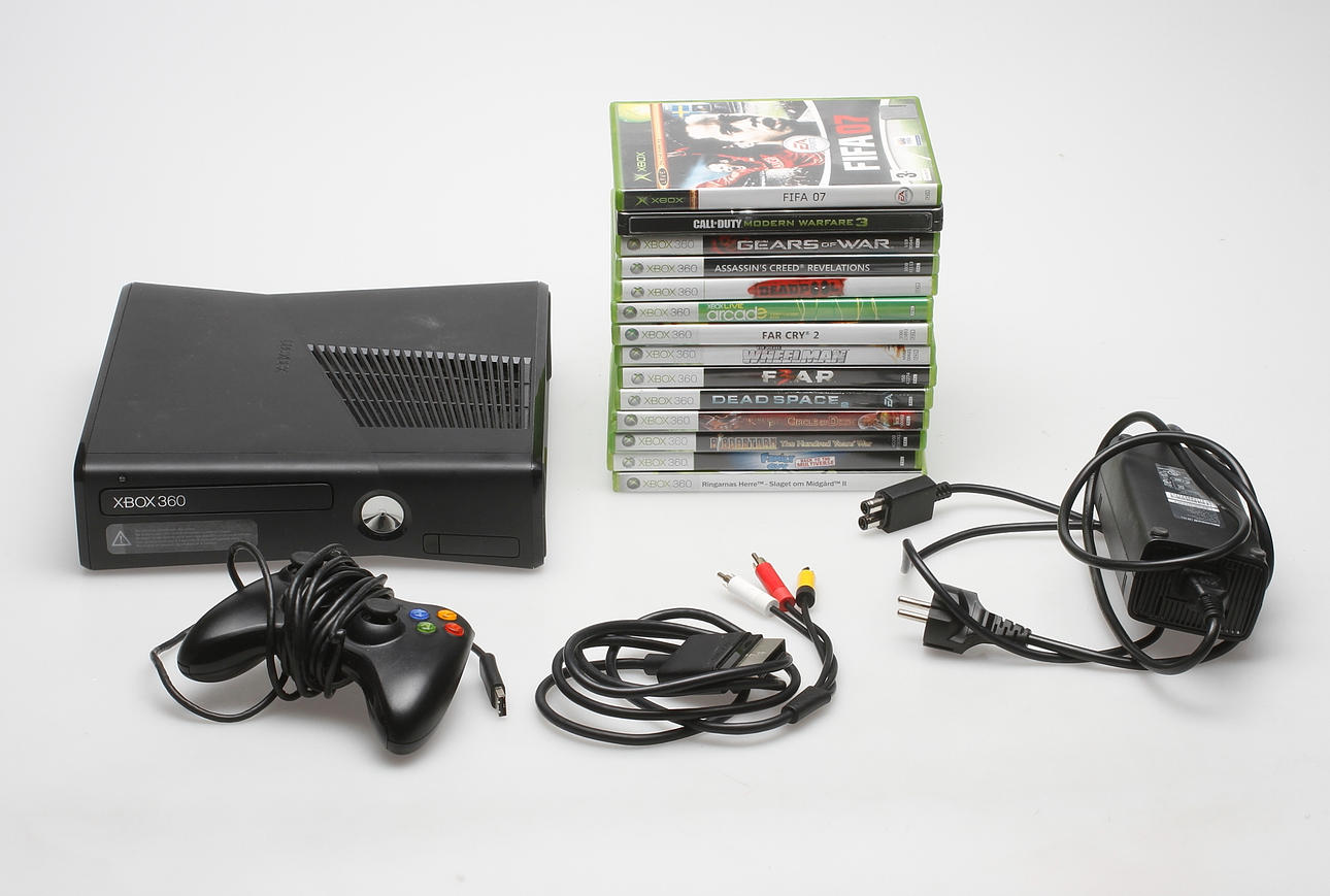 SPELKONSOL, 1 handkontroll, 15 spel, Xbox 360.