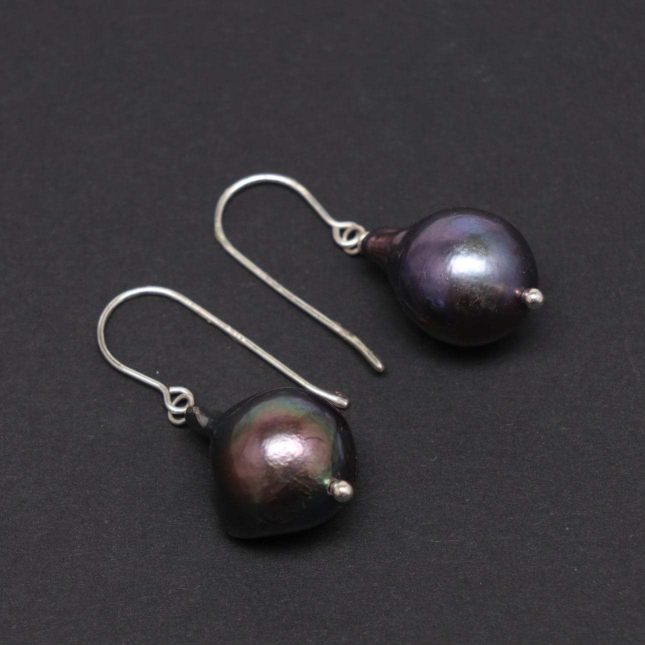 2116504. ÖRHÄNGEN, silver samt barocka pärlor.