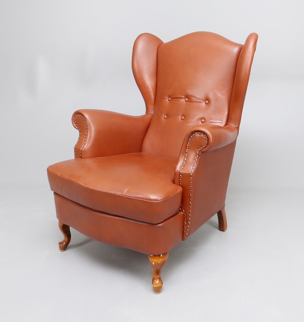 ÖRONLAPPSFÅTÖLJ, läder, 1950-tal.