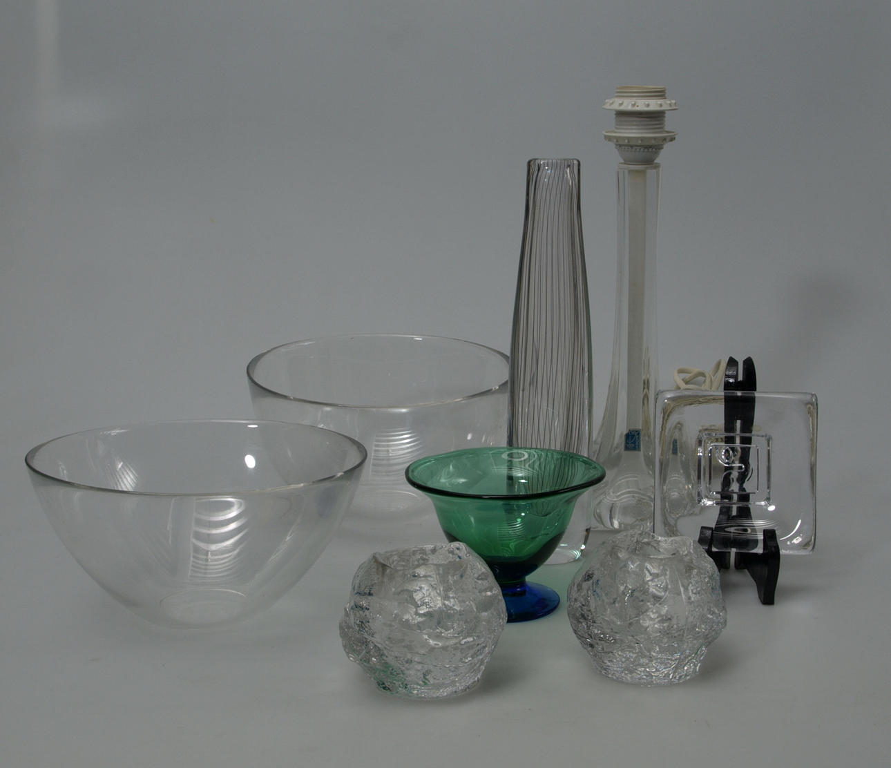 PARTI GLASFÖREMÅL, 8 delar, bland annat Orrefors och Flygsfors.