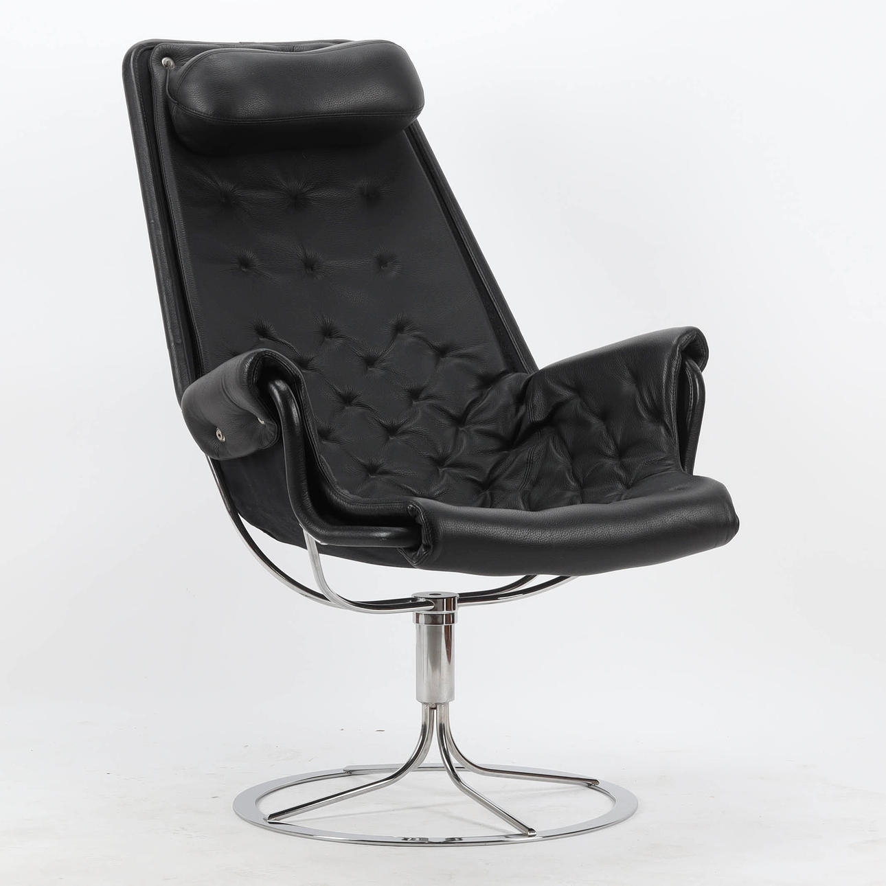 BRUNO MATHSSON. Lænestol, "Jetson", sort læder, Dux.