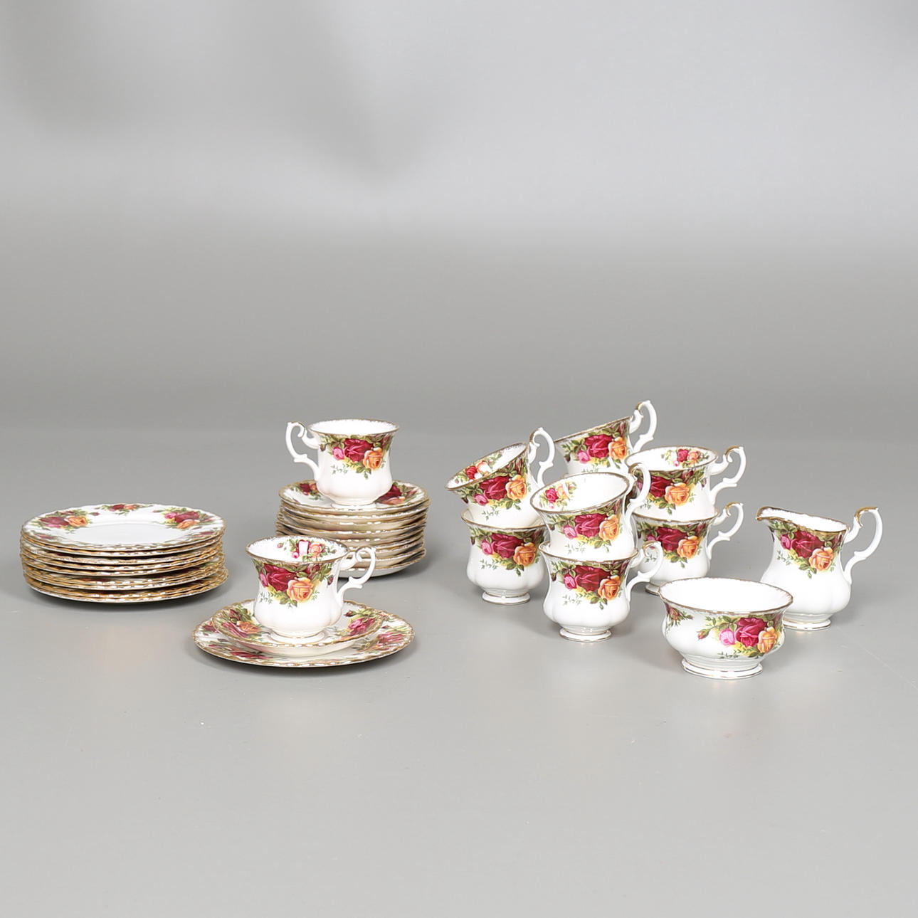 KAFFESERVISDELAR i porslin. 32 st. "Old country roses", Royal Albert, England.