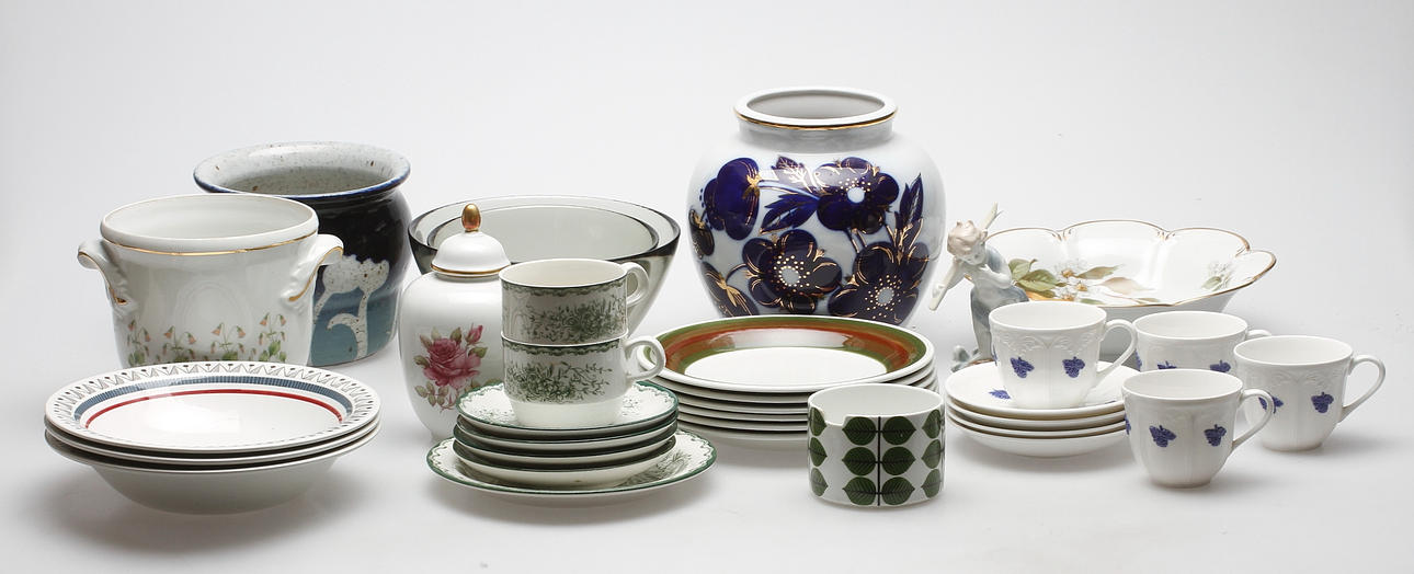KERAMIK OCH GLAS, bland annat, Gustavsberg, Rörstrand, Lomonosov, Hackefors, Orrefors.