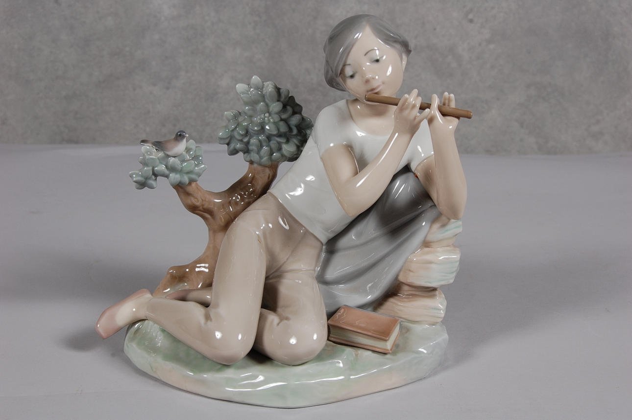 FIGURIN, flöjtspelande pojke, porslin Lladro Spanien.