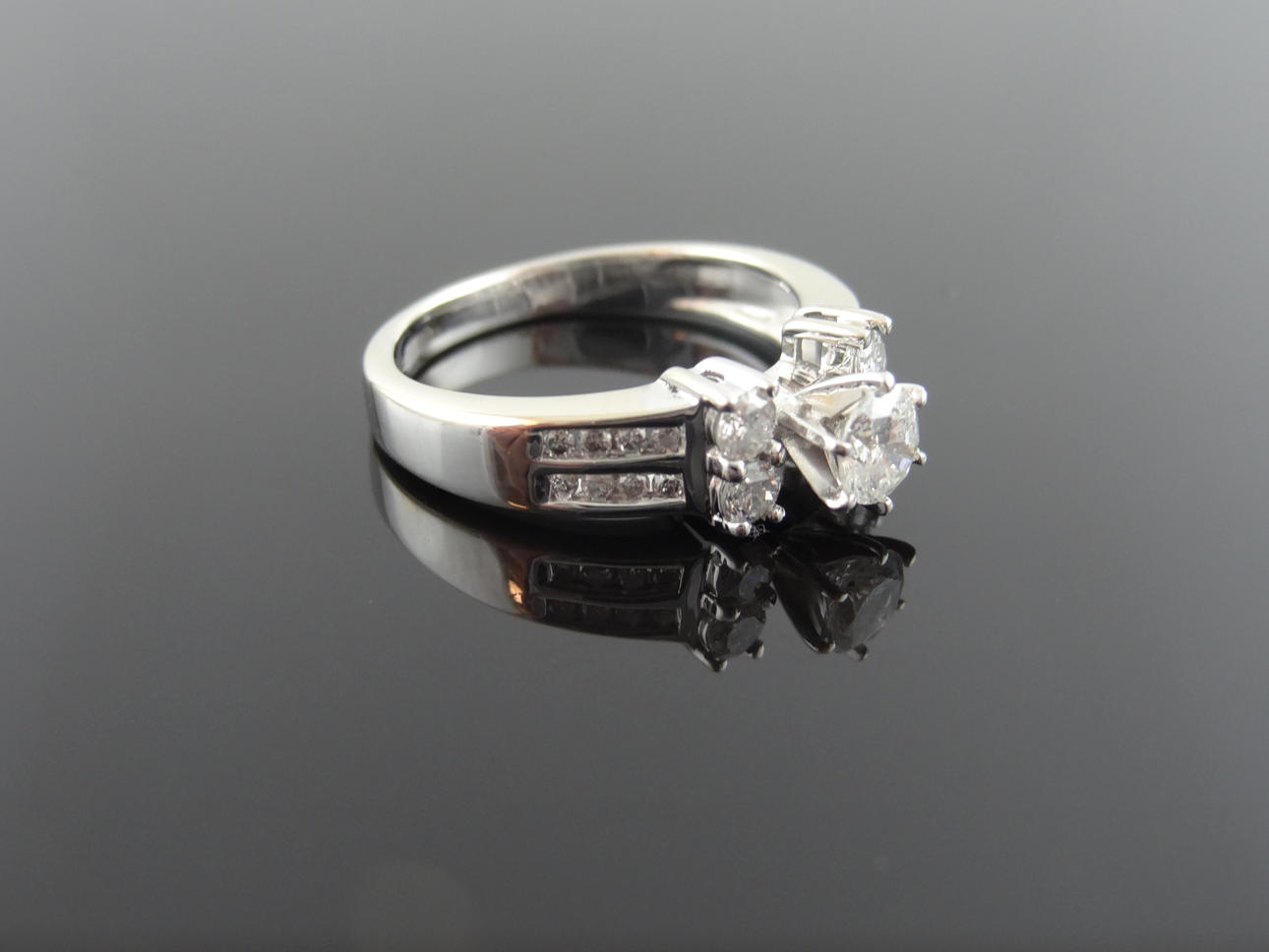 Kvinnors Solitare Design Diamantring 0,75cts.