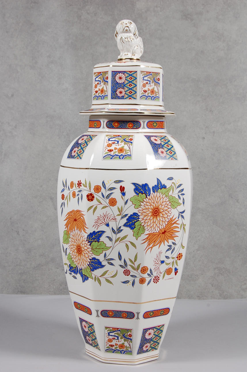 LOCKURNA, Åttakantig, signerad V.V Carraresi, Italien.