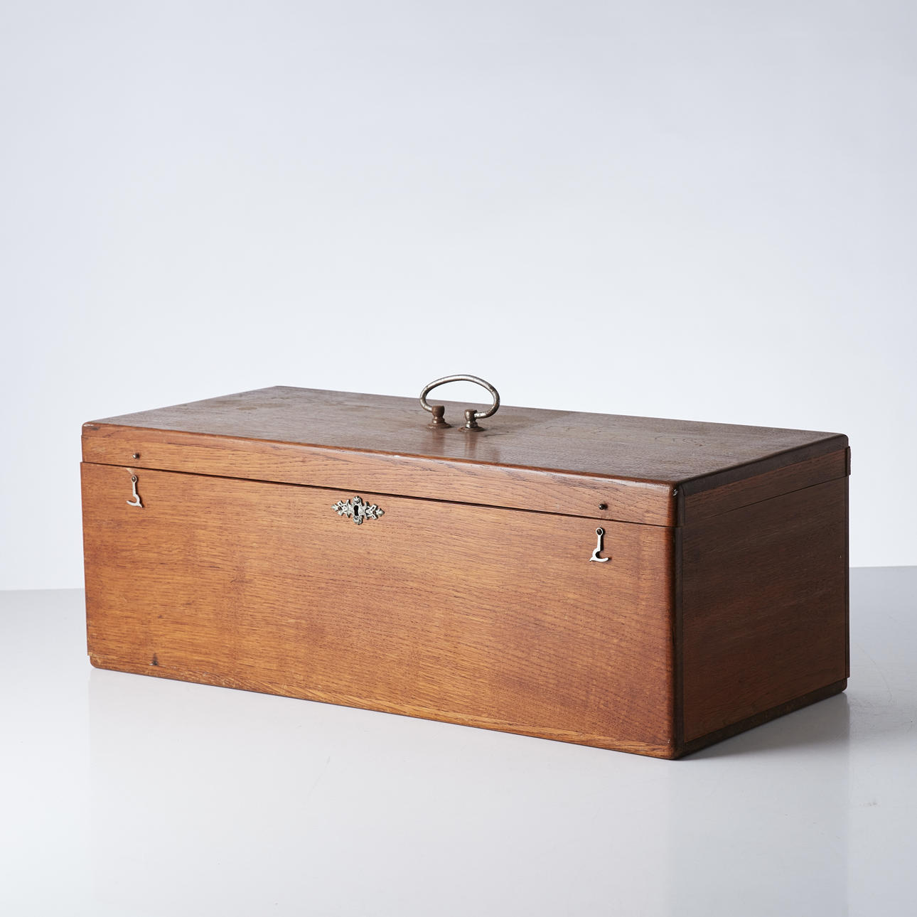 OPTIMUS, Petroleumkocher, verchromtes Metall, Eichenschrank.