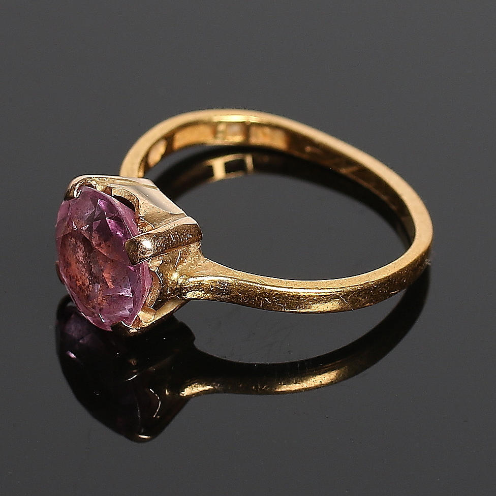 RING, 23k guld, med sten, total vikt ca 4,4 gr.