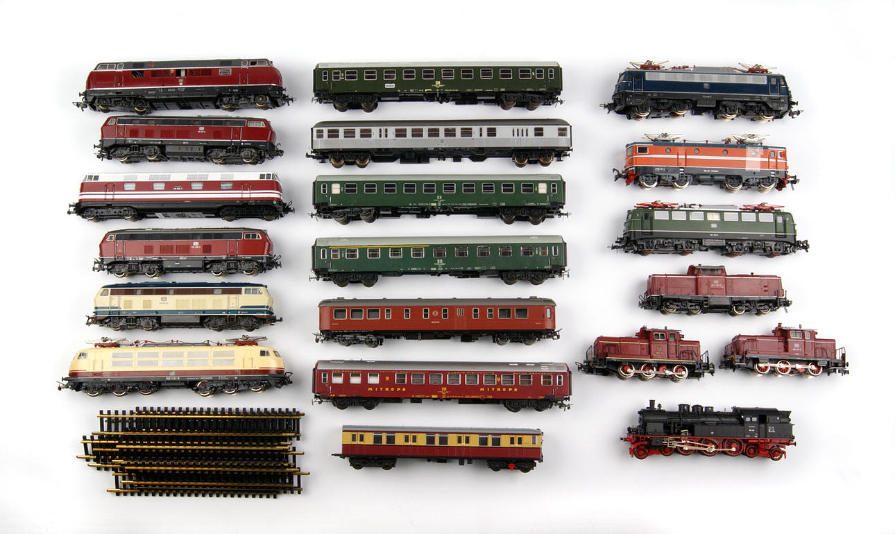 19 LOK, VAGNAR och 11 spår HO gauge DC.