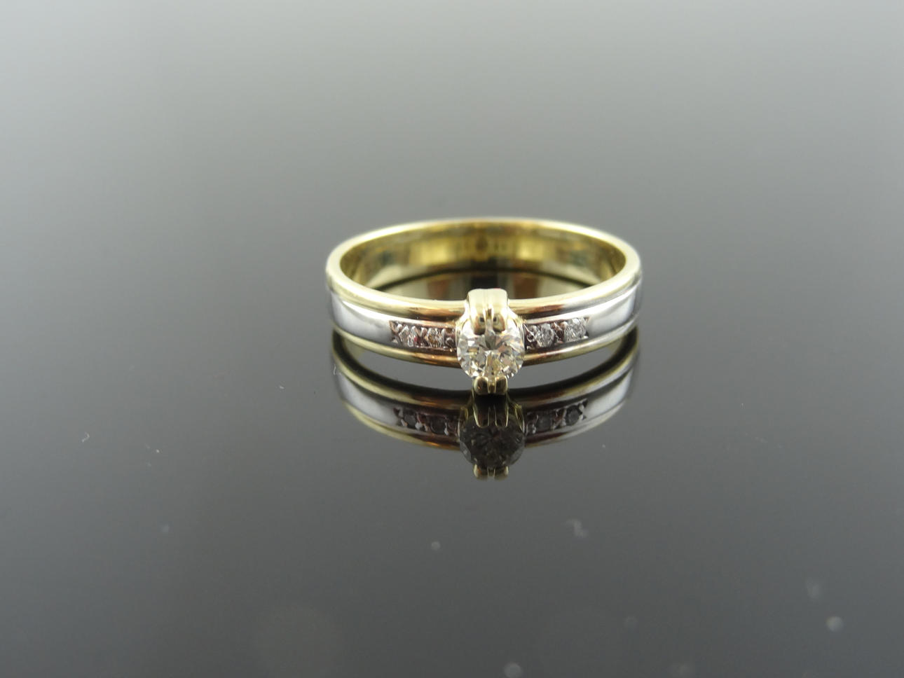 Kvinnors diamantring 0,22cts 18 k guld.