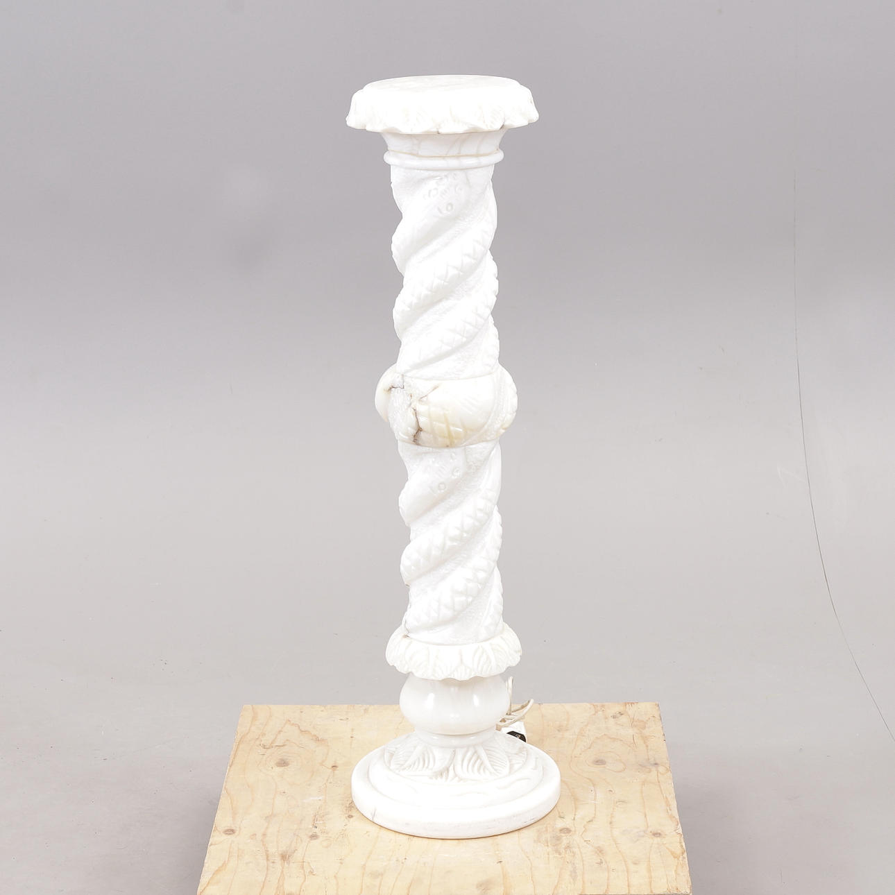 PIEDESTAL, med belysning, alabaster.