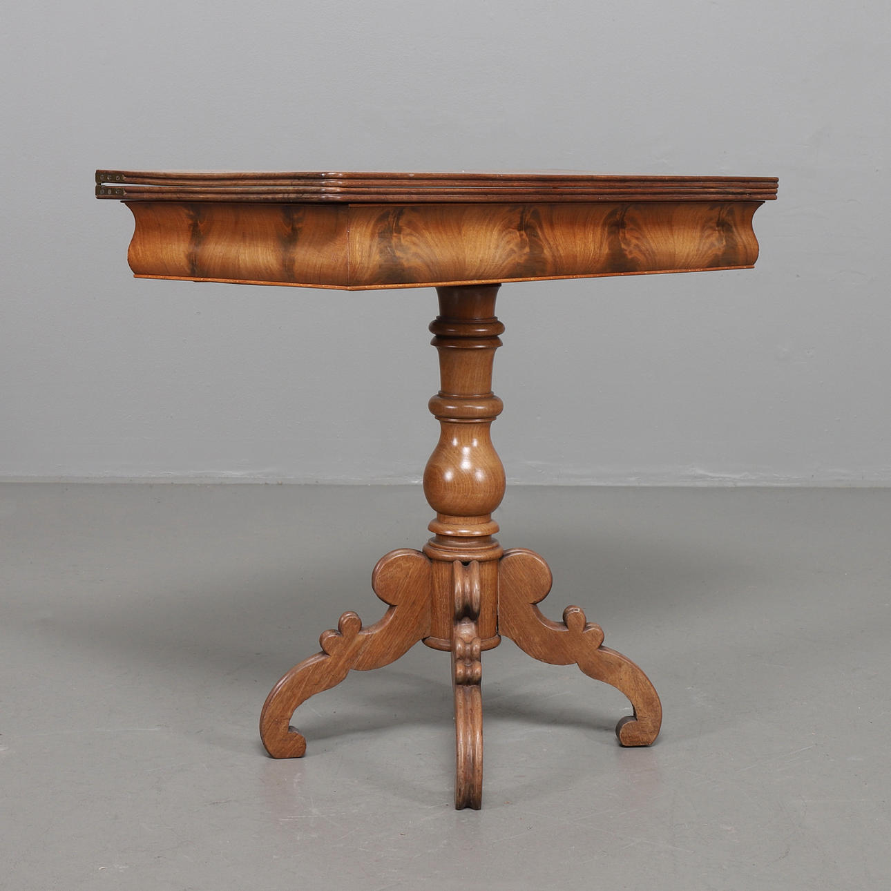 MESA DE JUEGO, caoba, aprox. mil novecientos.