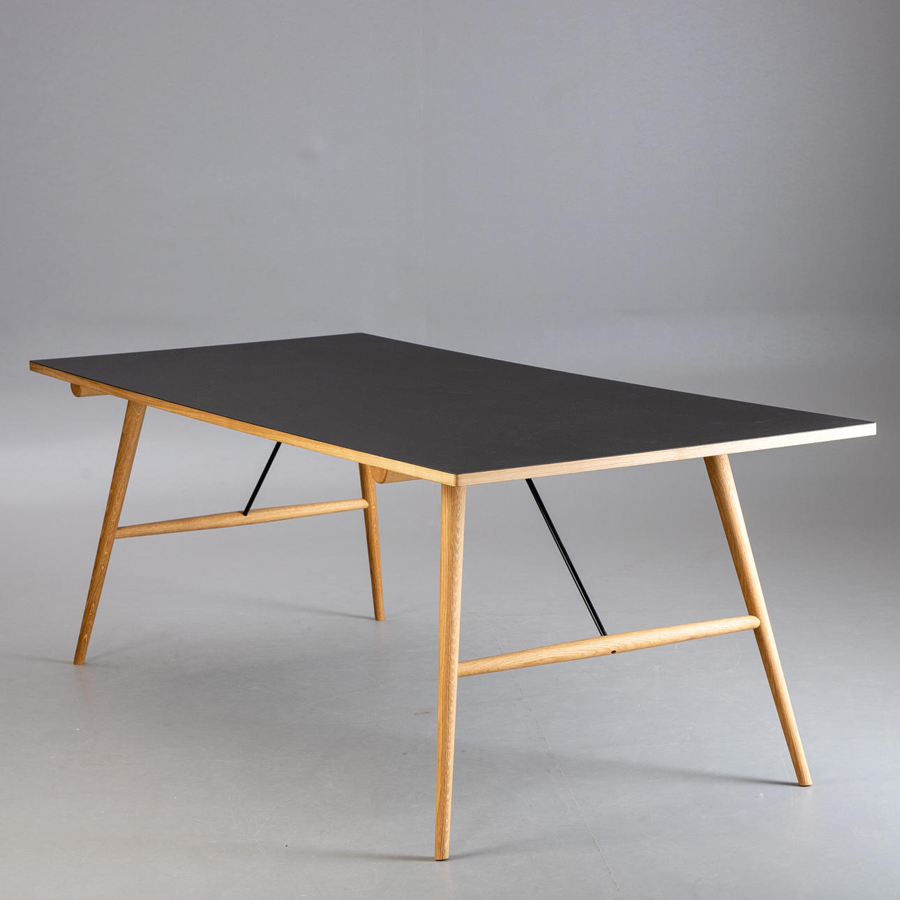 HENRIK PEDERSEN. HOUE. 'HEKLA' spisebord.