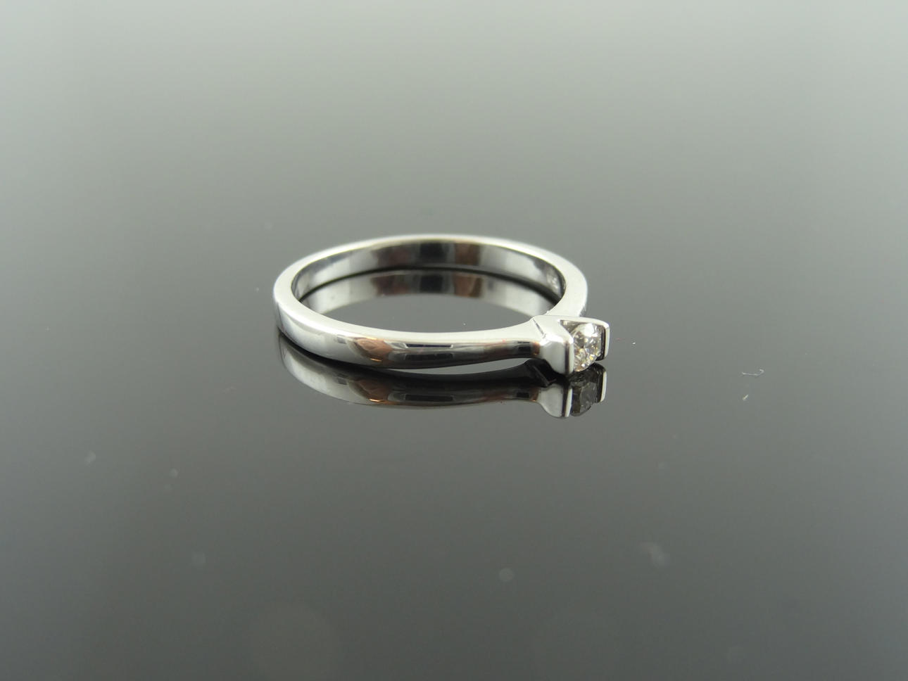 Kvinnors Solitare diamantring 0,09ct 18 k guld.