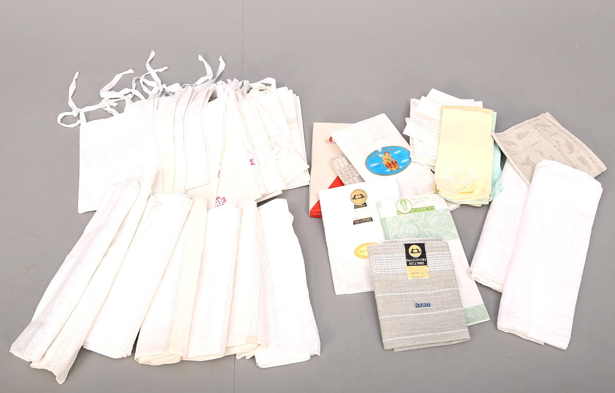 LINNEDUKAR, SERVETTER, ÖVERLAKAN, ÖRNGOTT. Ca 40 st.