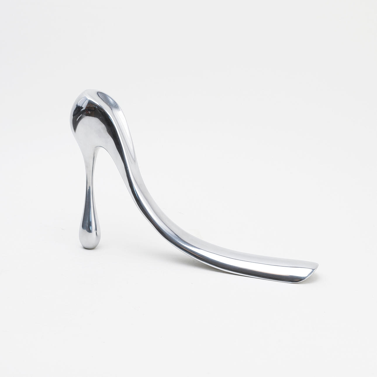 MANOLO BLAHNIK. Skohorn, vitmetall.