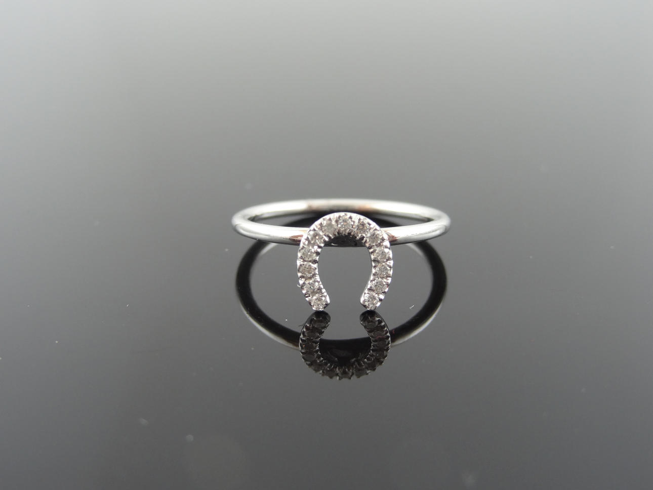 Kvinnors Lucky Horseshoe diamantring 0,08cts 18 k guld.