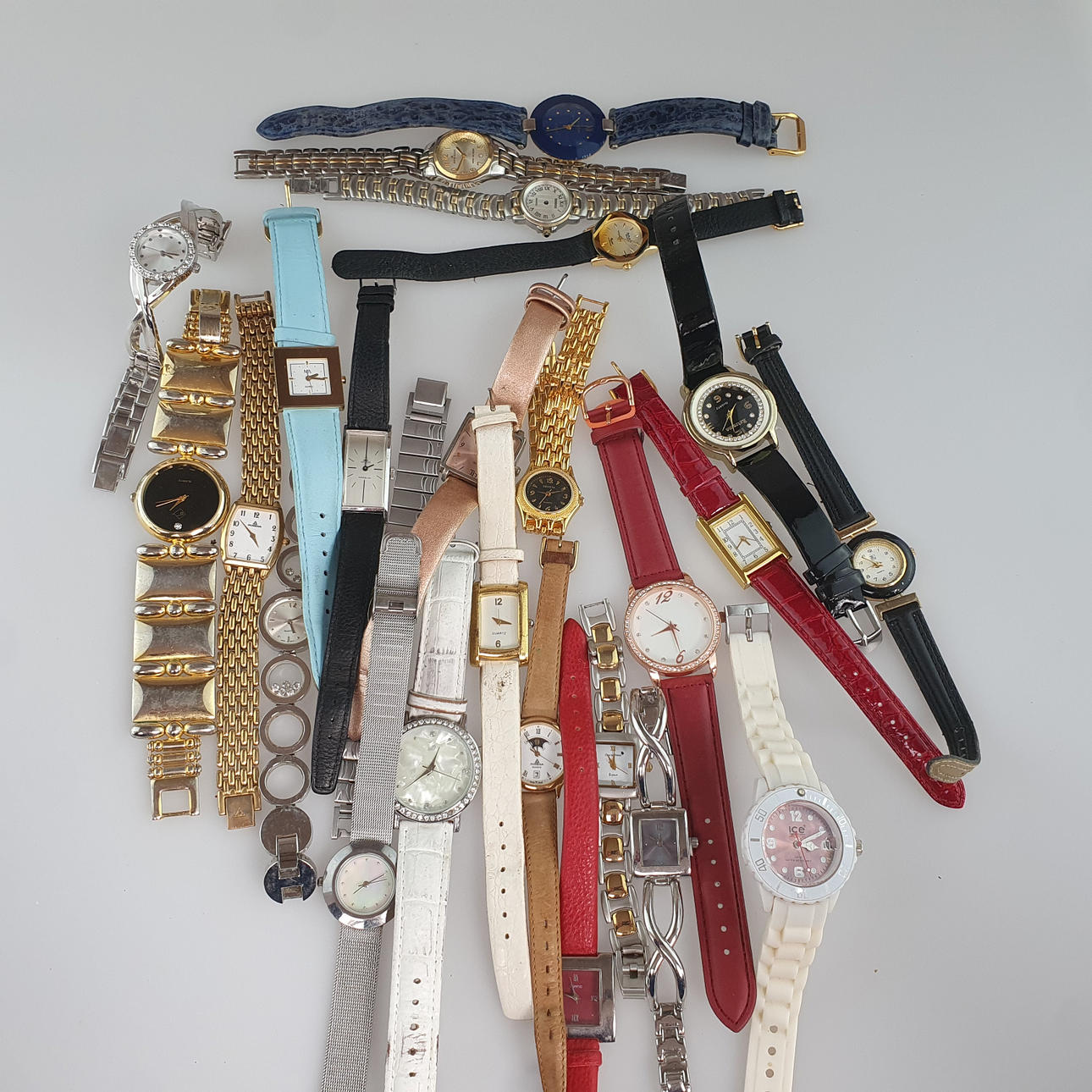- Colección de relojes de pulsera para mujer.