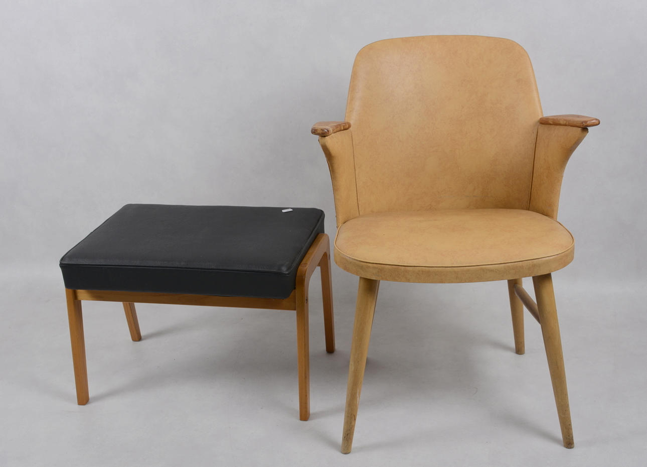 KARMSTOL, 40-50 tal, samt ej tillhörande fotpall, konstläder.