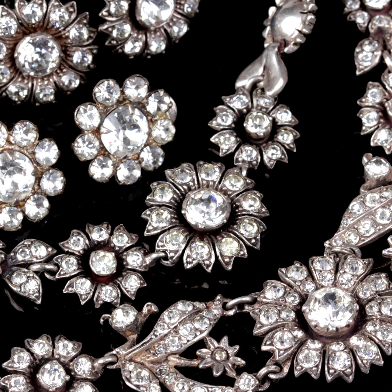 GARNITYR/SET, 7 delar, silver och paste, delvis halsband och armband.