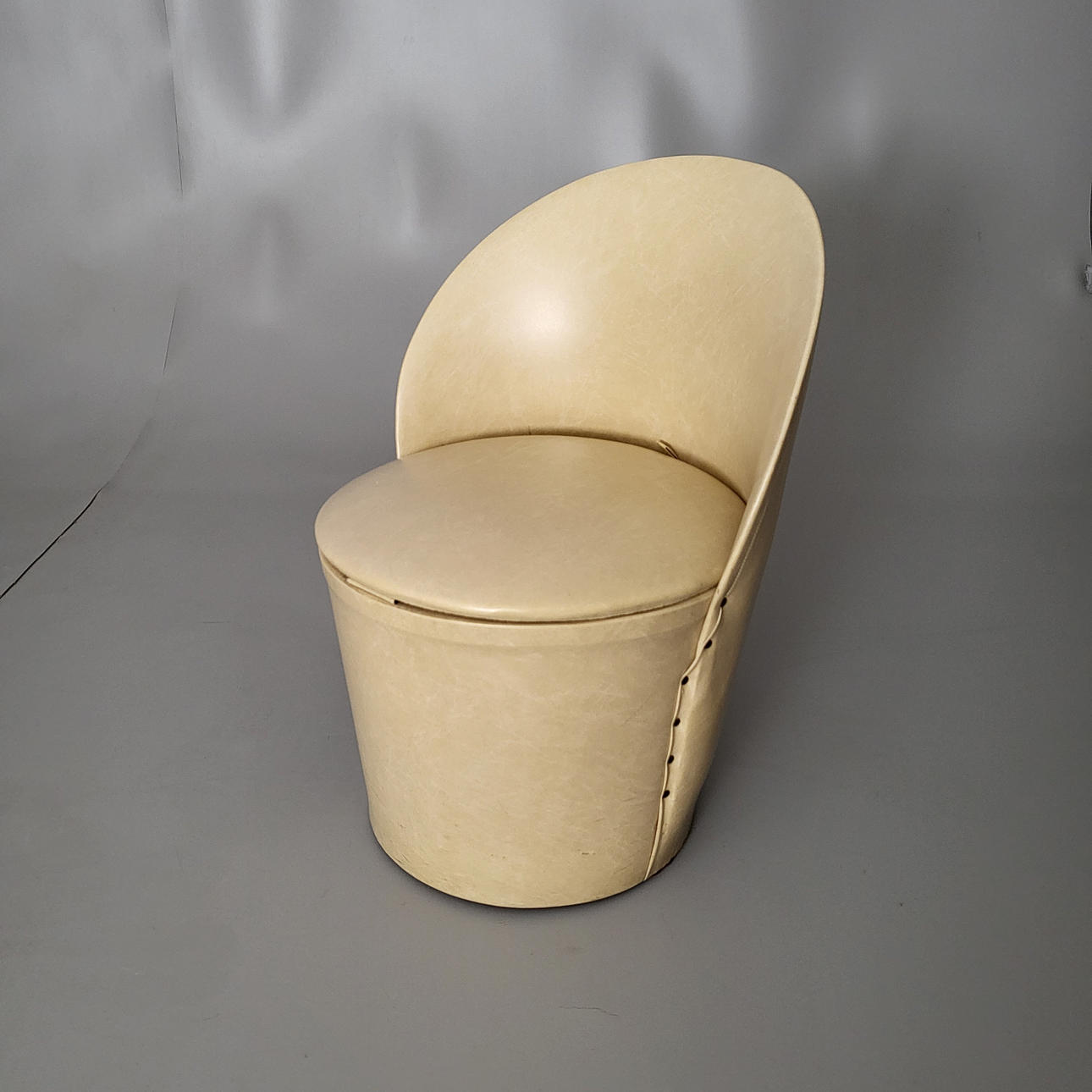 BUTACA CALZADORA AÑOS 70 CON ASIENTO ABATIBLE.