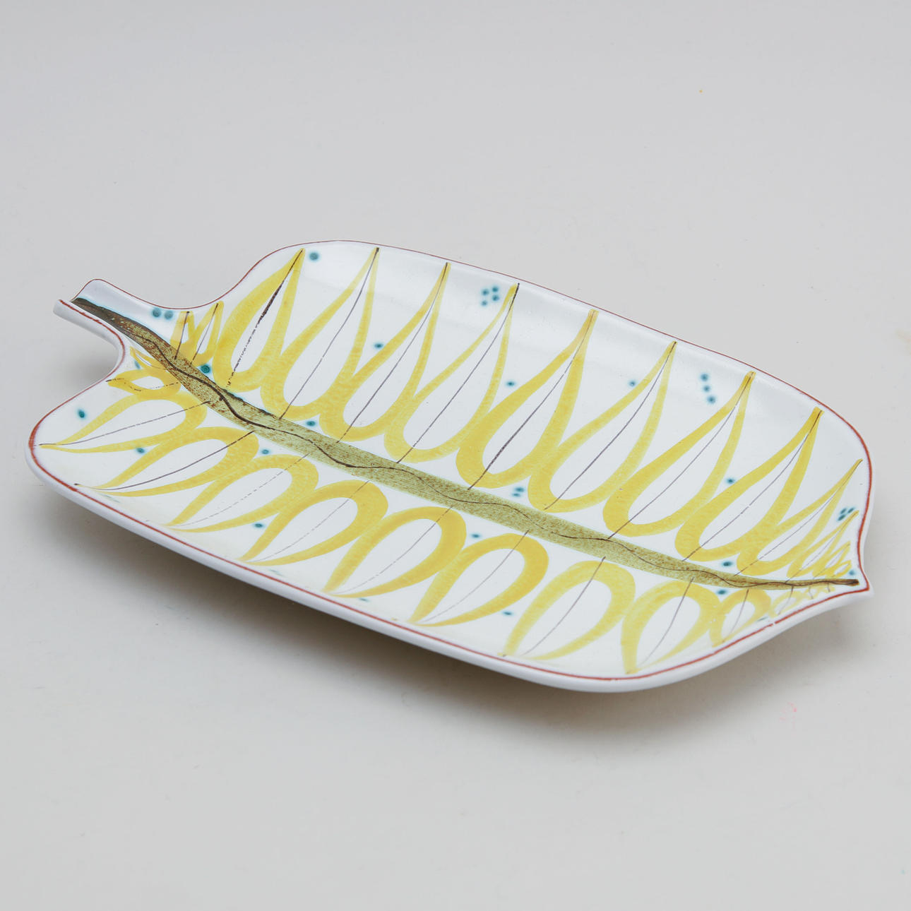 STIG LINDBERG. Dish, earthenware, Gustavsberg studio, 1940s/50s.