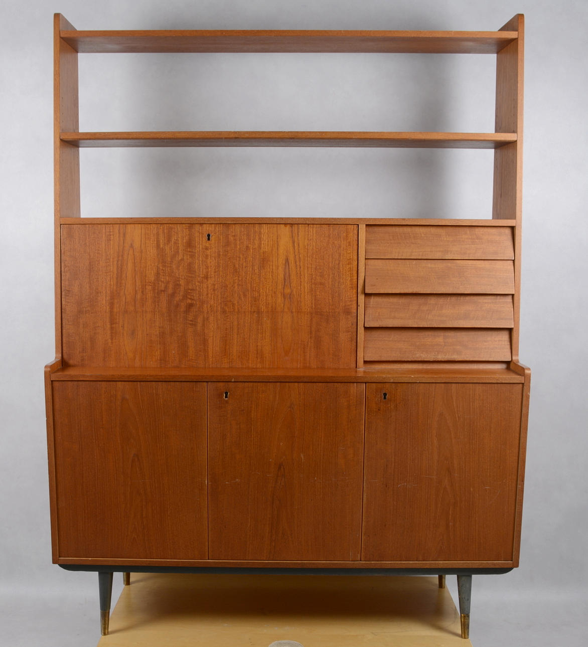 BOKHYLLLA TEAK, skrivklaff, samt underskåp med lådor.