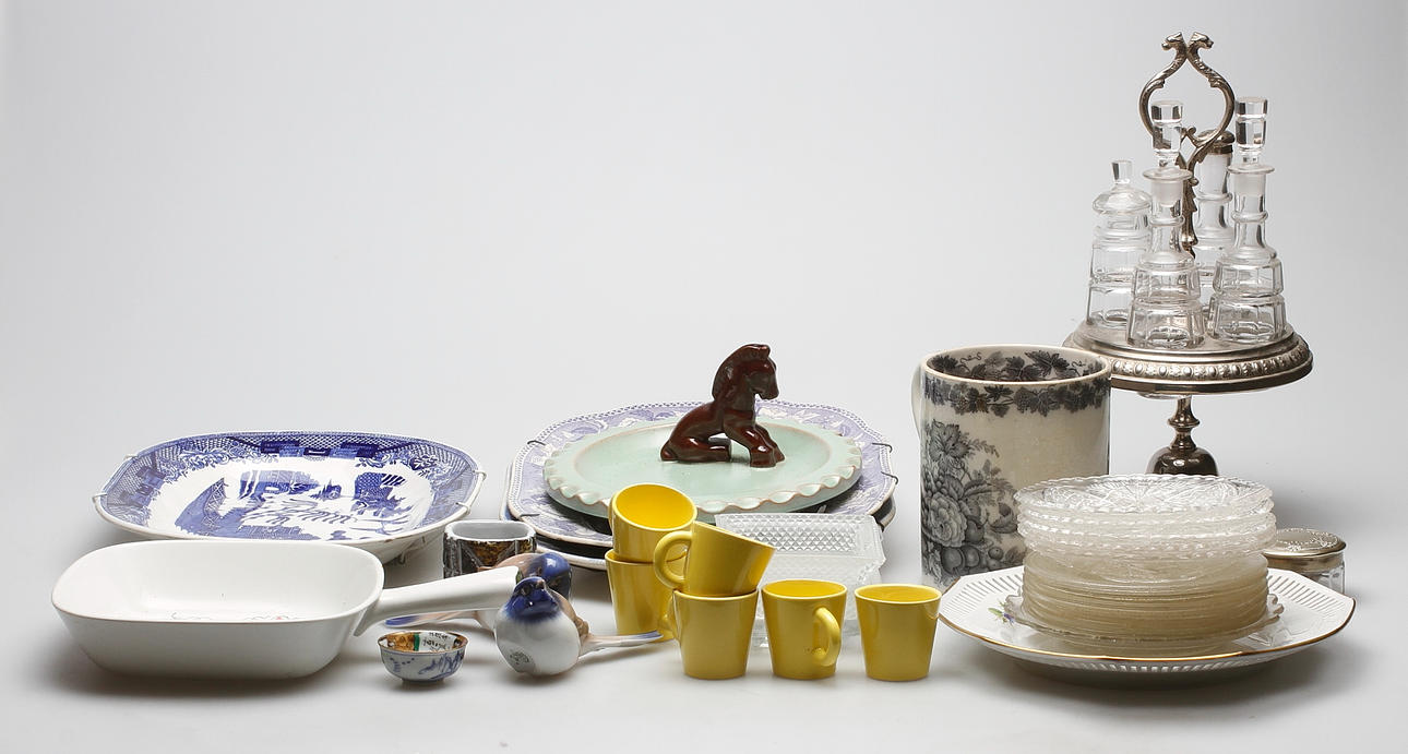 GLAS och KERAMIK, bland annat Rörstrand, 1800-1900-tal.