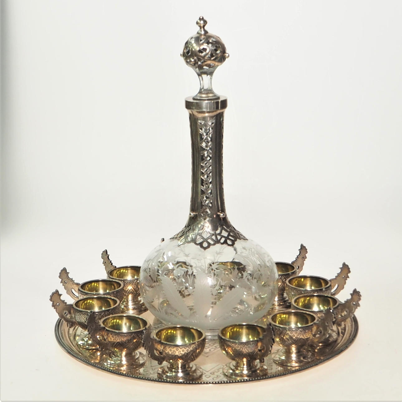 SERVIERSET, Tablett mit Karaffe und 12 Tassen, Silber und Glas.