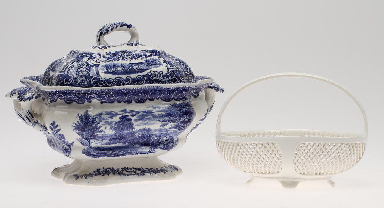 TERRIN med lock, Skånska Slott, FAT med handatag, geombruten dekor, keramik, 1900-tal.