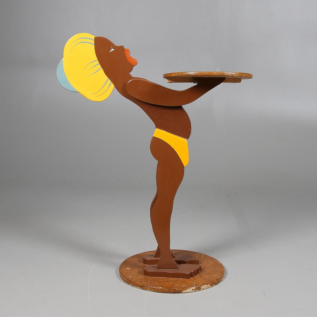 BETJÄNT, trä, 1900-tal.