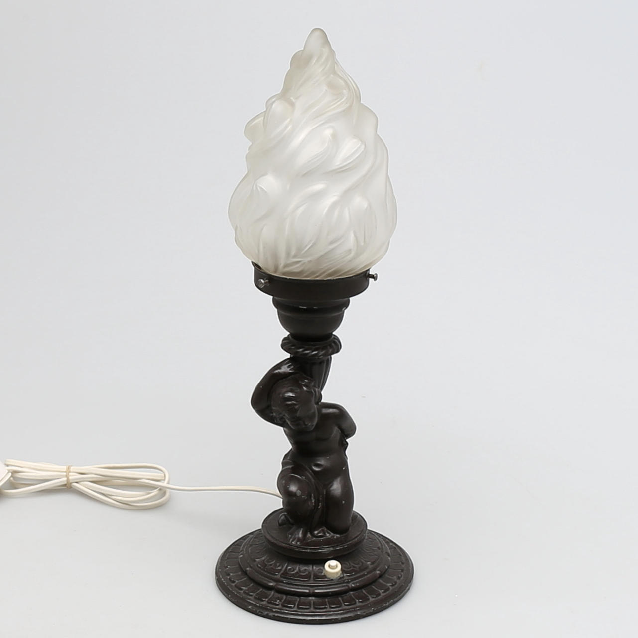 BORDSLAMPA i metall och glas. 1900-talet.