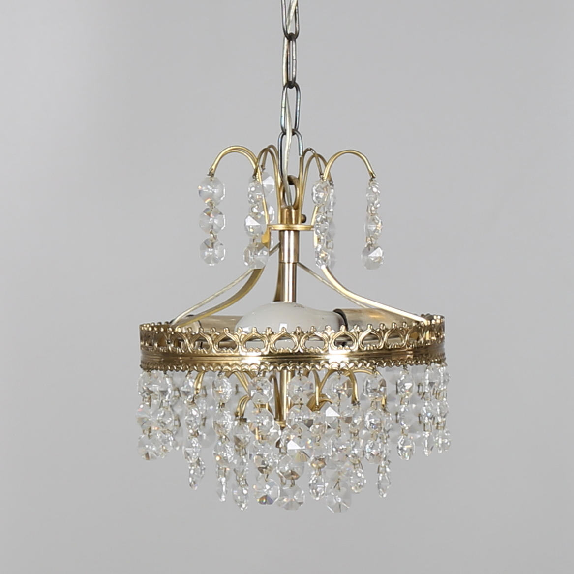 TAKLAMPA i mässing och kristall. 1900-tal.